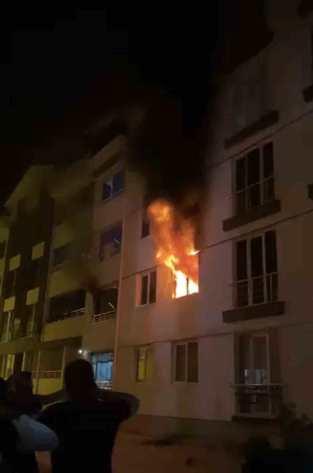 tokatta-apartman-dairesinde-yangin-panigi-4-kisi-dumandan-etkilendi