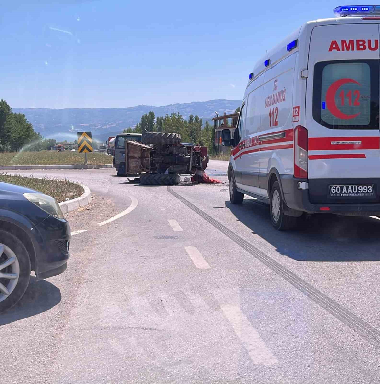 tokatta-traktor-ile-hafif-ticari-arac-carpisti-1i-agir-5-yarali