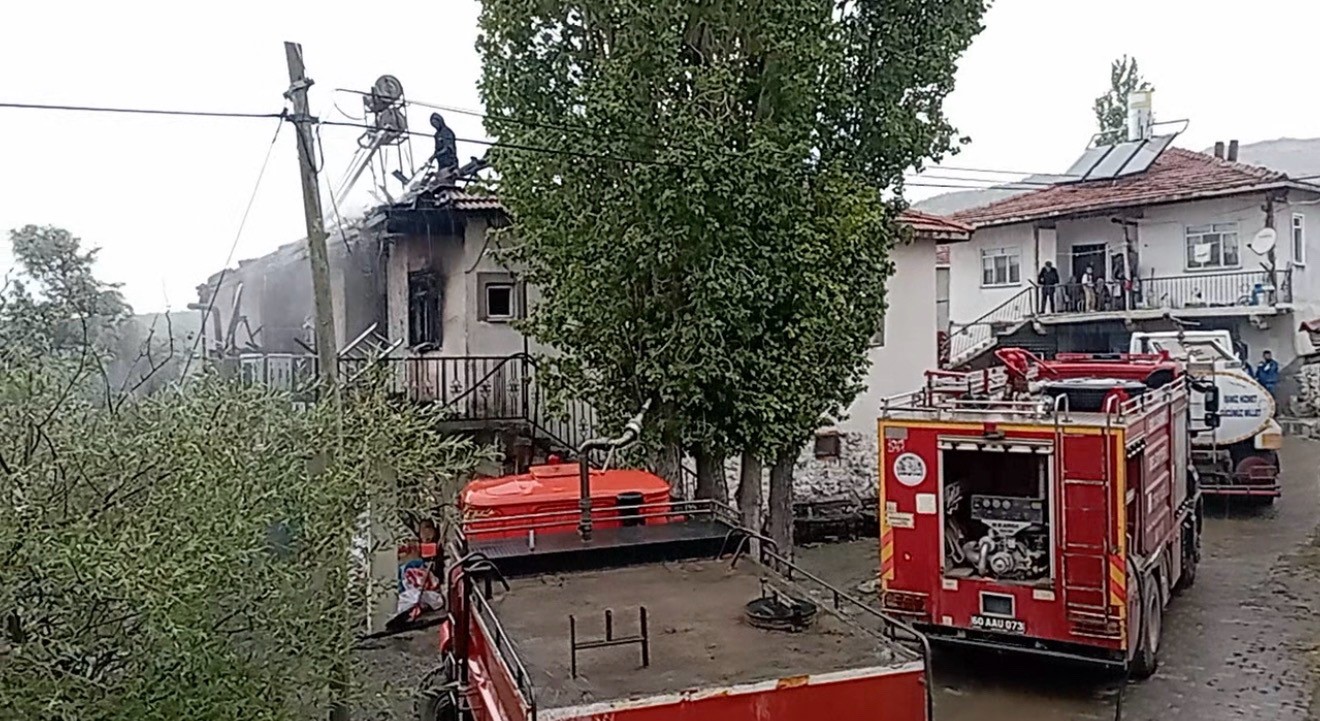 tokatta-yanan-ev-kullanilmaz-hale-geldi