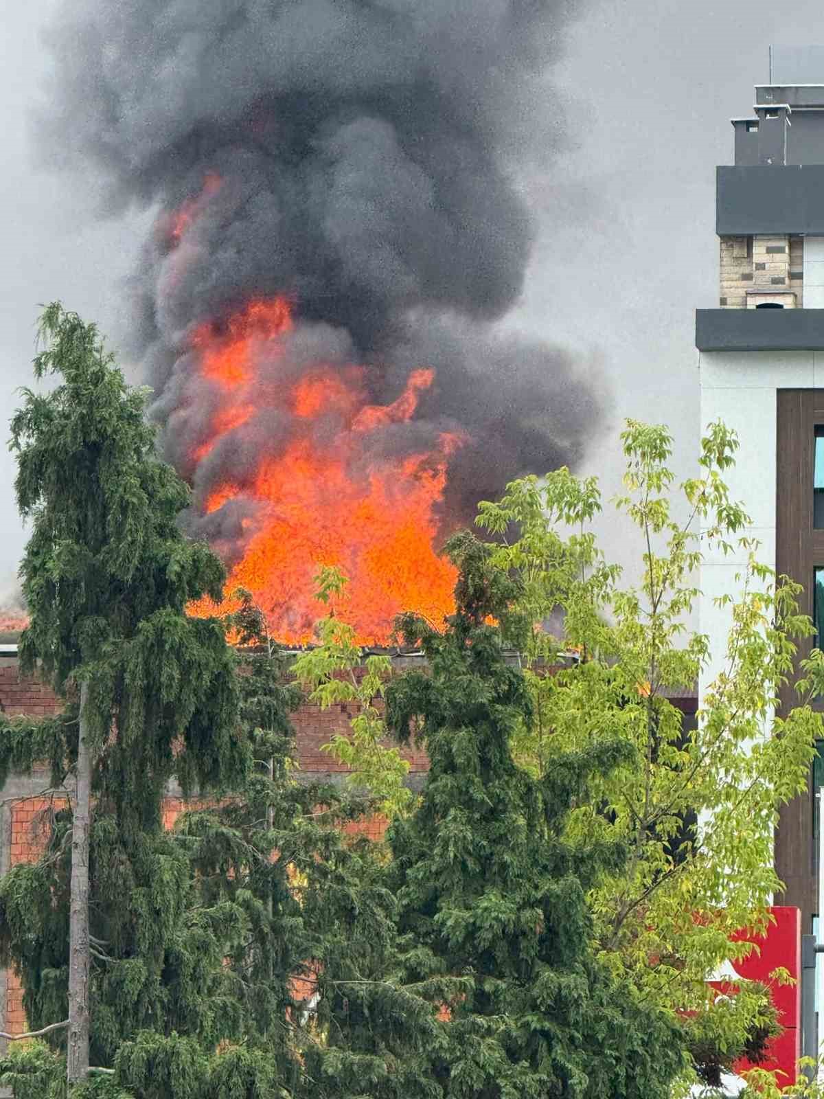 trabzonun-arakli-ilcesinde-5-katli-binada-cati-yangini