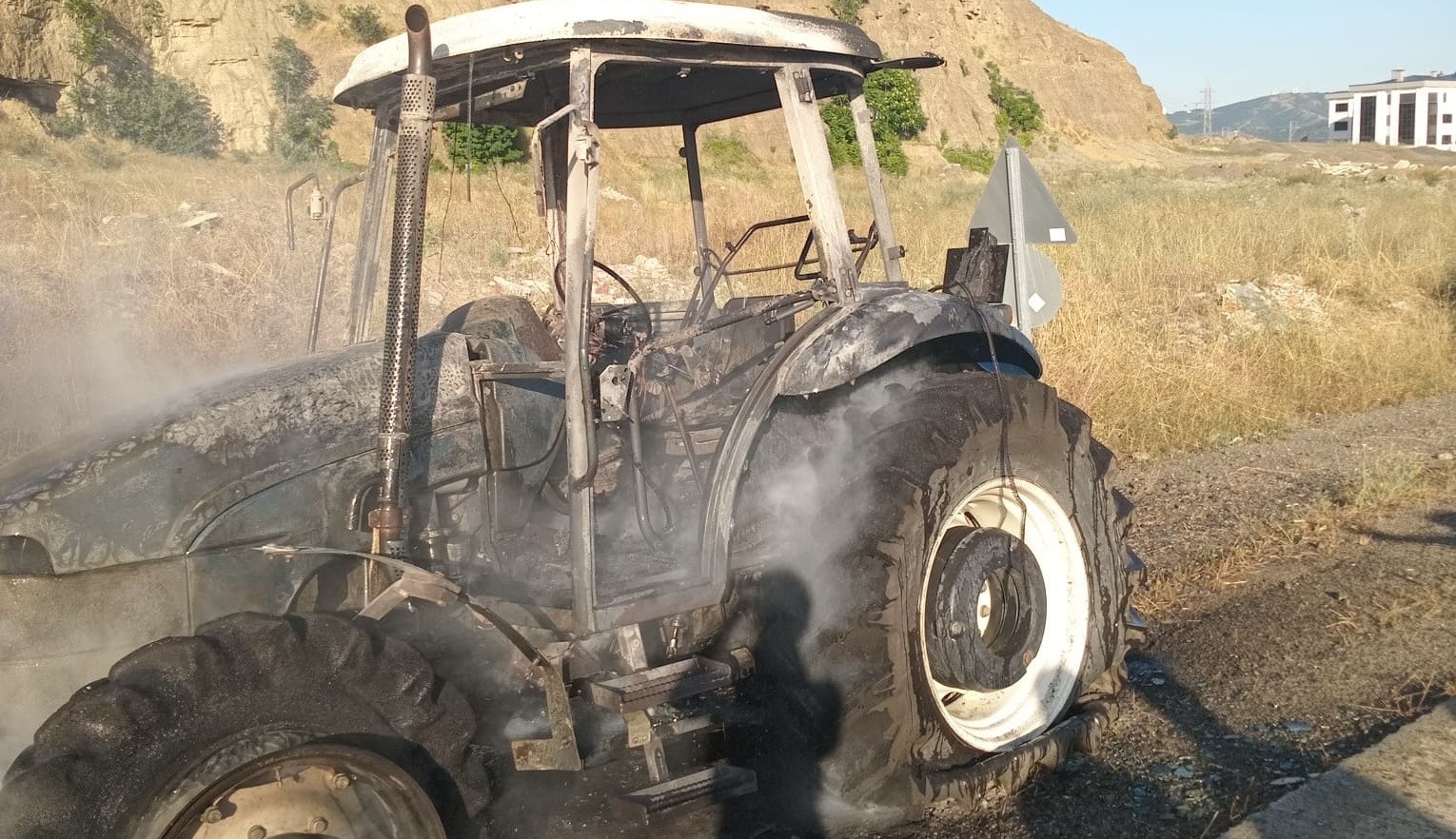 traktor-alevlere-teslim-oldu