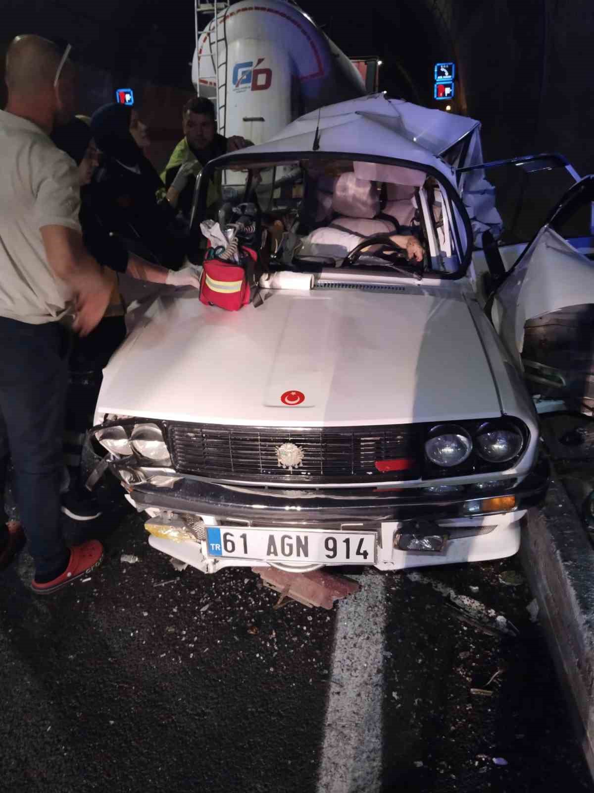 yeni-zigana-tunelinde-tir-otomobile-arkadan-carpti-1olu-2-yarali