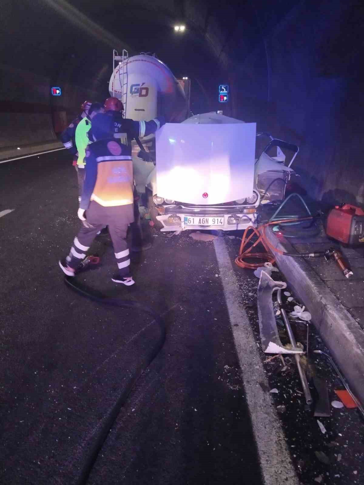 yeni-zigana-tunelinde-tir-otomobile-arkadan-carpti-1olu-2-yarali