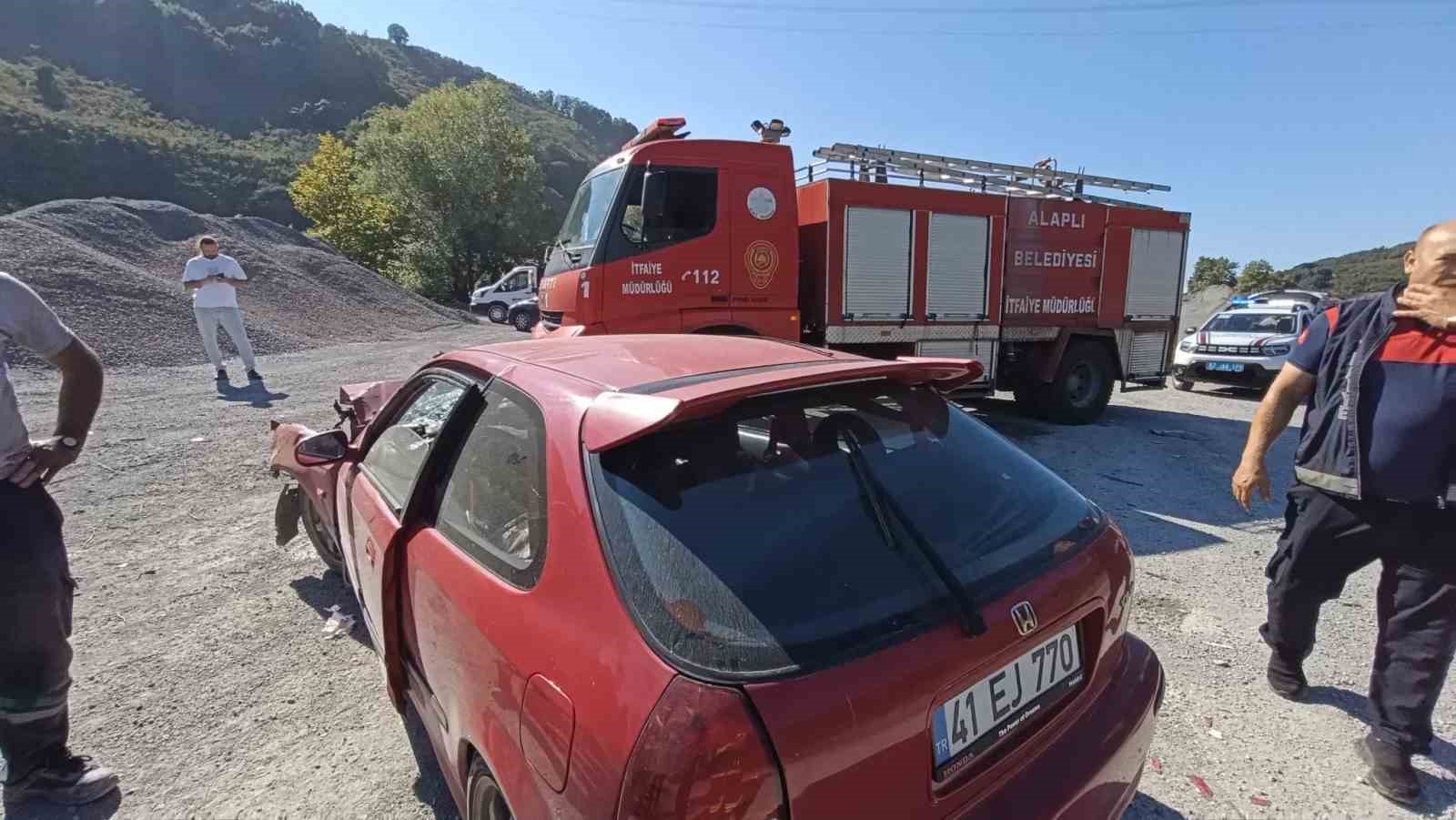 yigilca-yolunda-otomobil-kamyonete-carpti-1-yarali