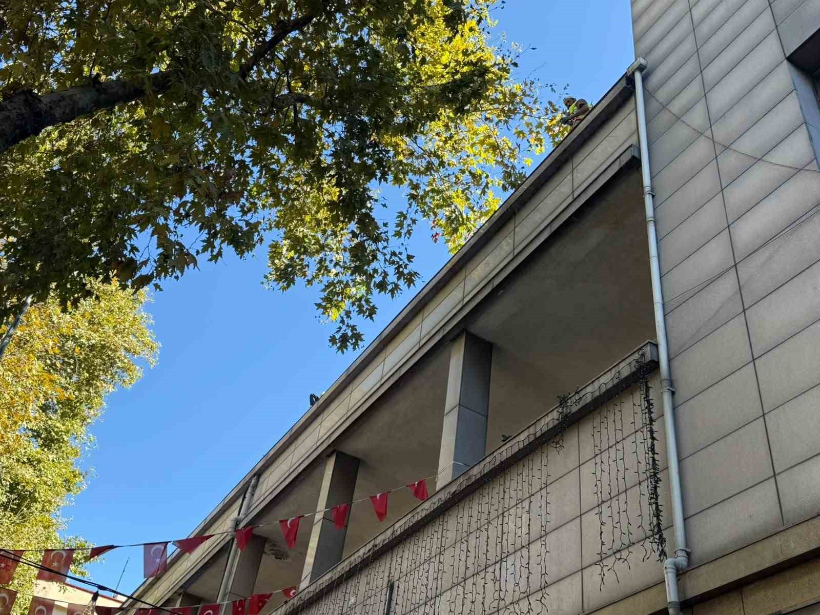 12-metre-yukseklikteki-catidan-dusen-isci-agir-yaralandi
