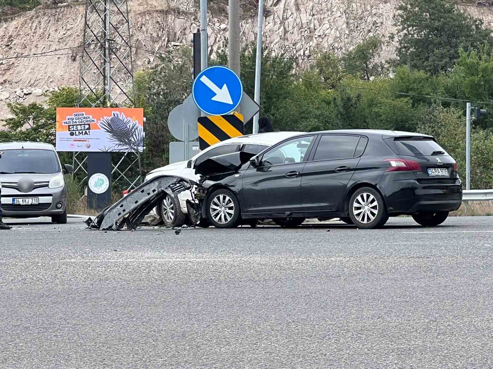 abant-kavsaginda-iki-otomobil-carpisti