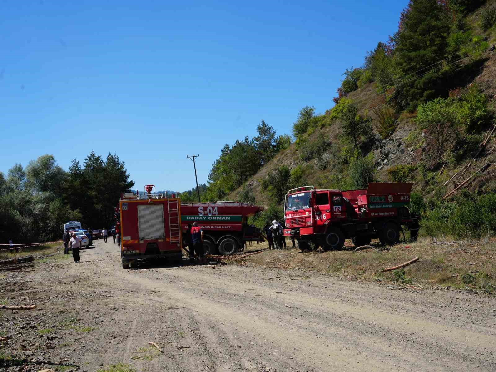 agac-cekerken-elektrik-akimina-kapilan-vatandas-oldu-ormanlik-alanda-yangin-cikti