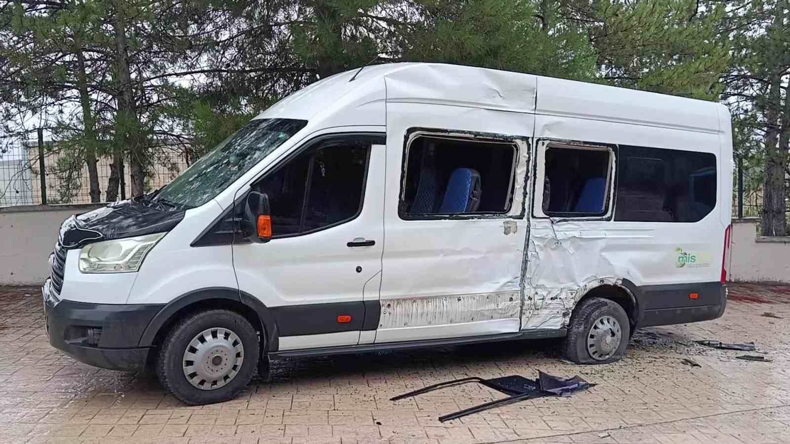 amasyada-halk-otobusu-ile-servis-minibusu-carpisti-4-ogrenci-yarali