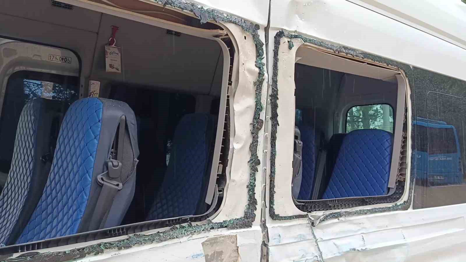 amasyada-halk-otobusu-ile-servis-minibusu-carpisti-4-ogrenci-yarali