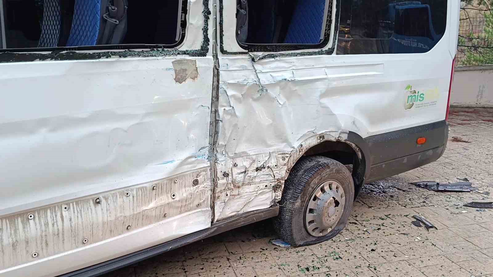 amasyada-halk-otobusu-ile-servis-minibusu-carpisti-4-ogrenci-yarali