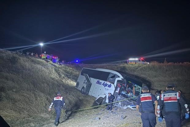 amasyada-yolcu-otobusu-sarampole-uctu-2si-agir-24-yarali