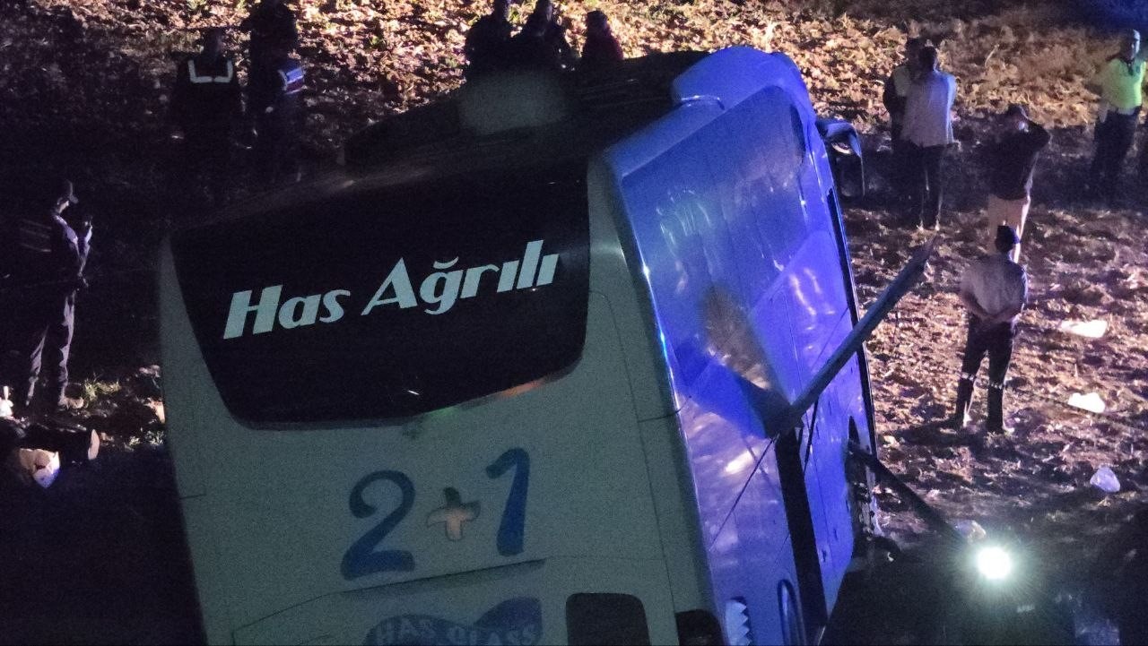 amasyada-yolcu-otobusu-sarampole-uctu-2si-agir-24-yarali