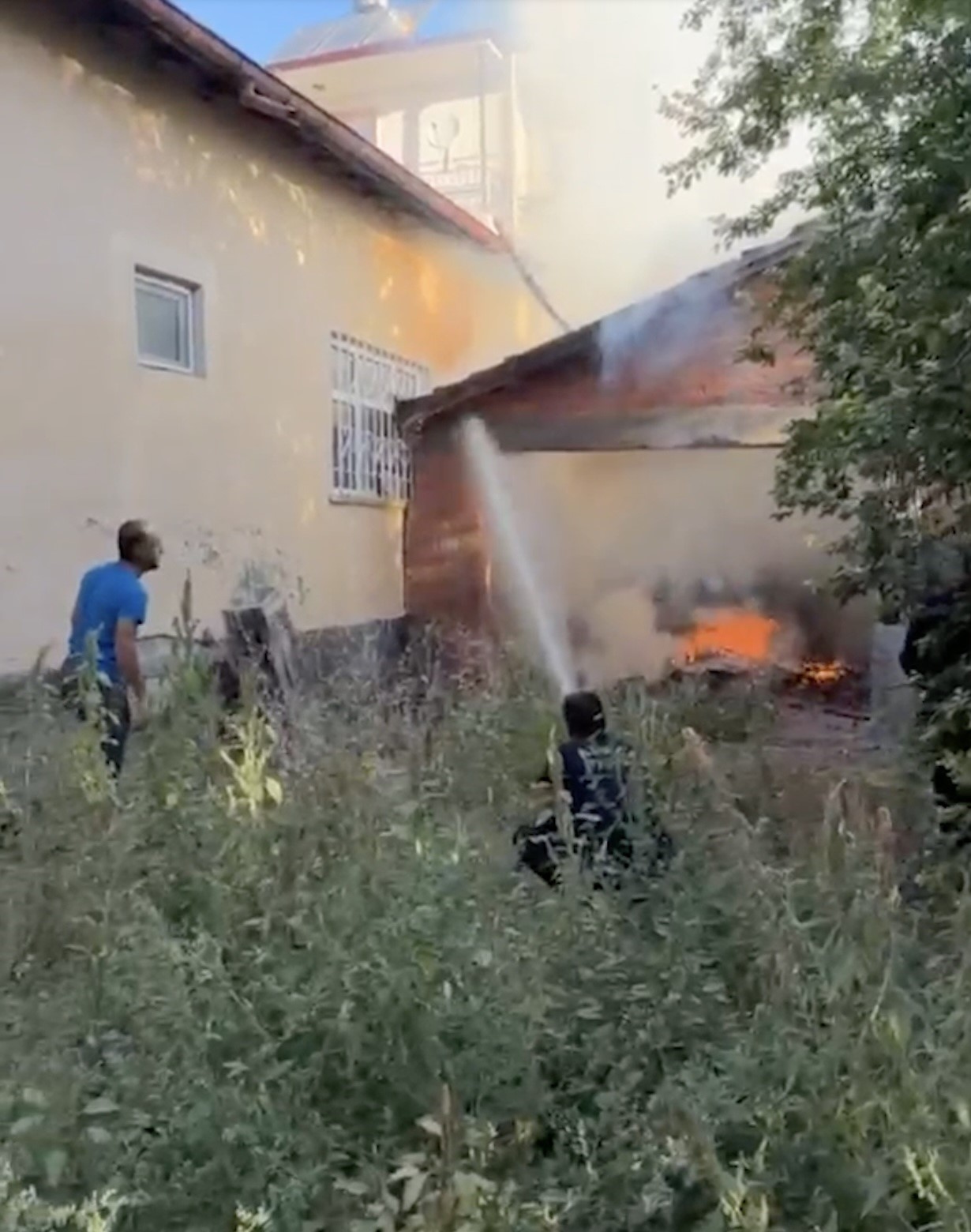 ardiyede-cikan-yangin-evi-kule-ceviriyordu