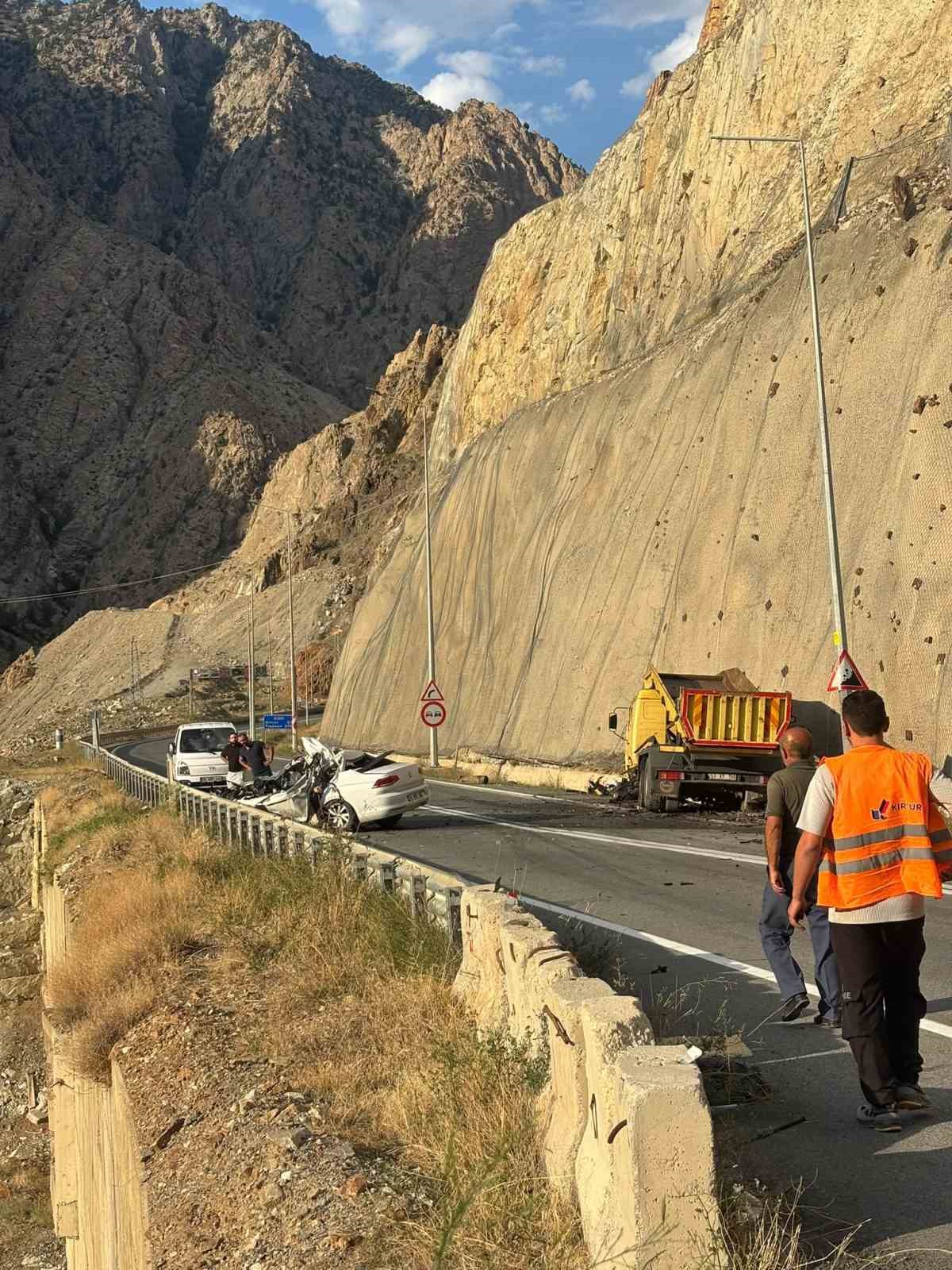artvin-erzurum-kara-yolunda-otomobil-kamyonla-carpisti-1-olu