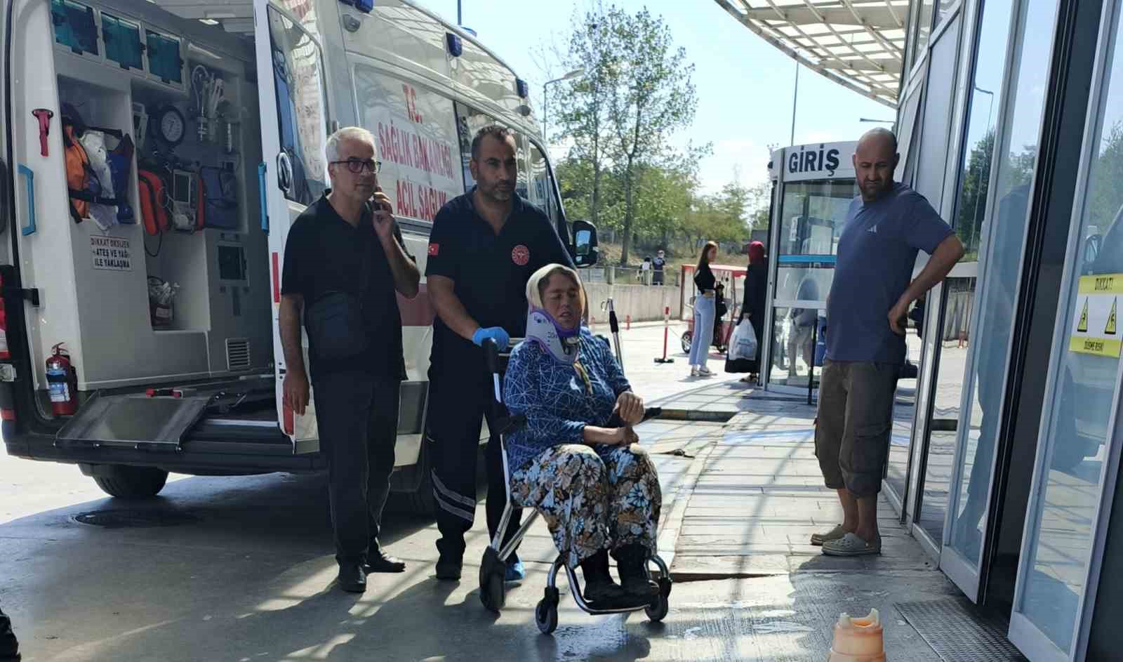 bafrada-traktorun-romorku-devrildi-6-yarali