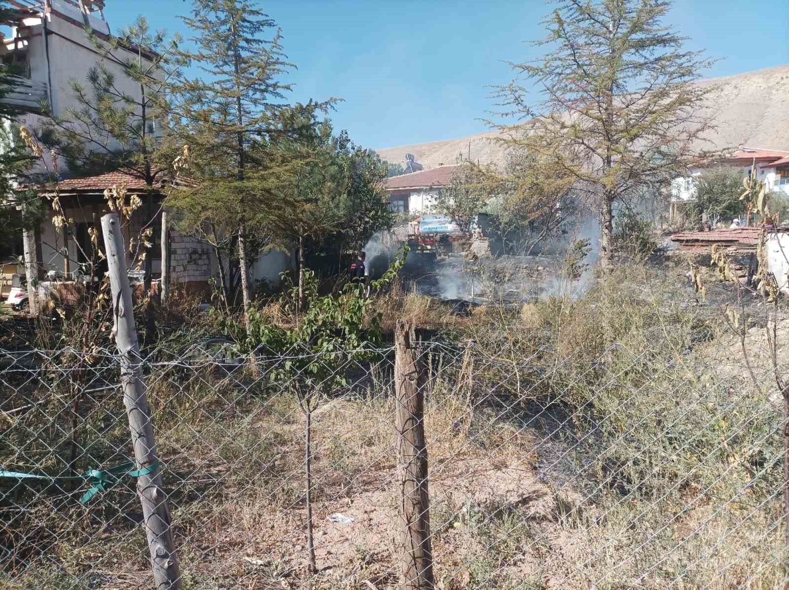 bahcesindeki-otlari-yakan-yasli-adam-alevler-arasinda-kalarak-oldu