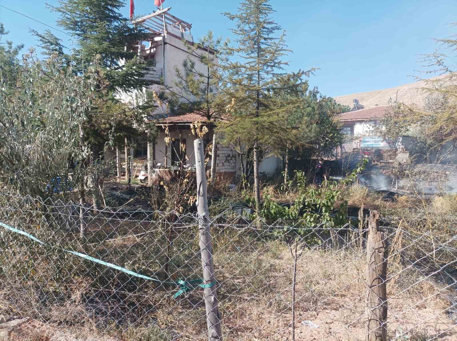 bahcesindeki-otlari-yakan-yasli-adam-alevler-arasinda-kalarak-oldu