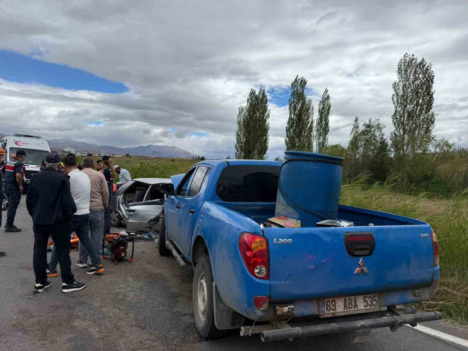 bayburtta-otomobille-pikabin-carpistigi-kazada-1-kisi-oldu-4-kisi-yaralandi