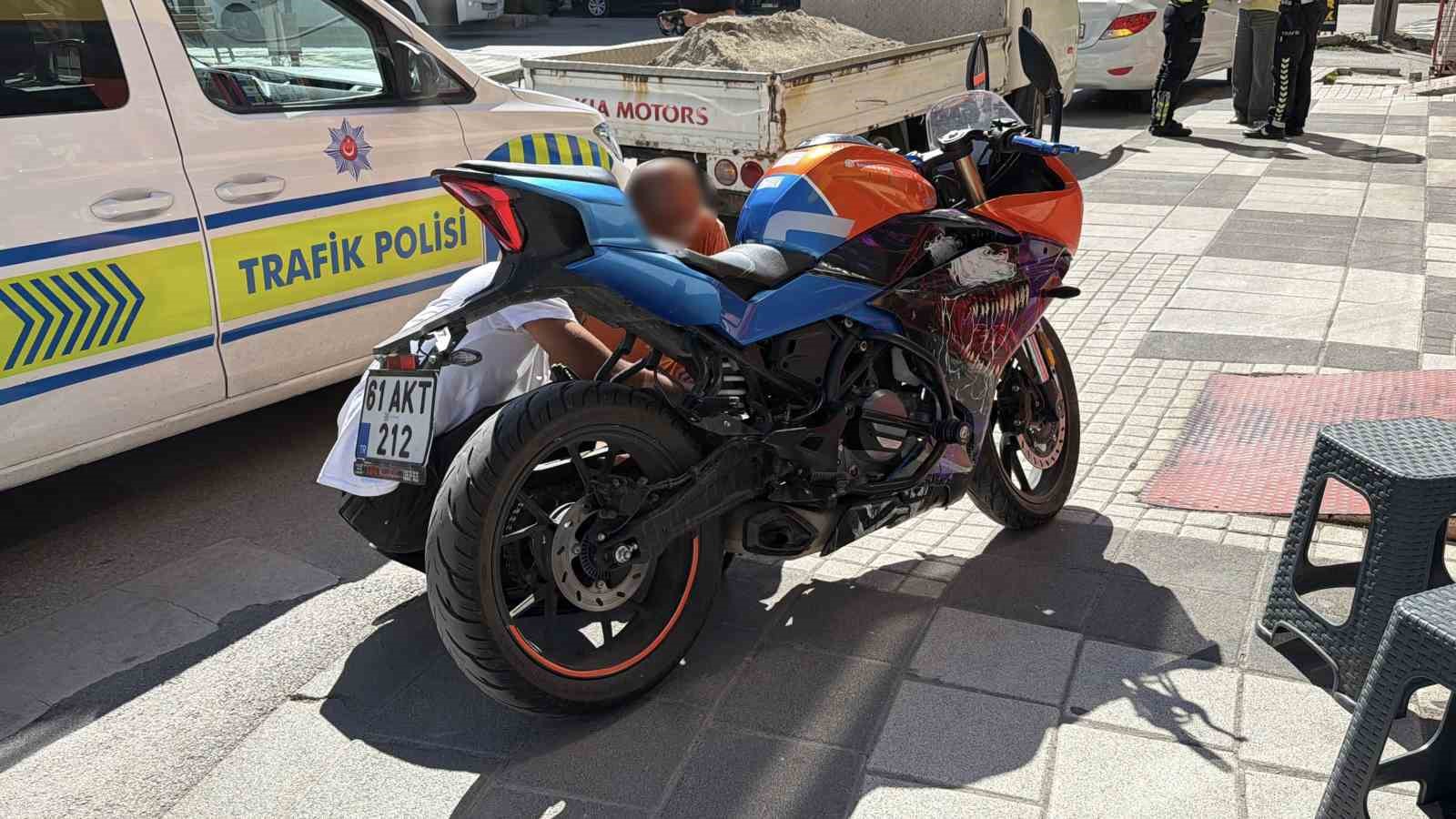 boluda-otomobil-ile-motosiklet-carpisti-2-hafif-yarali