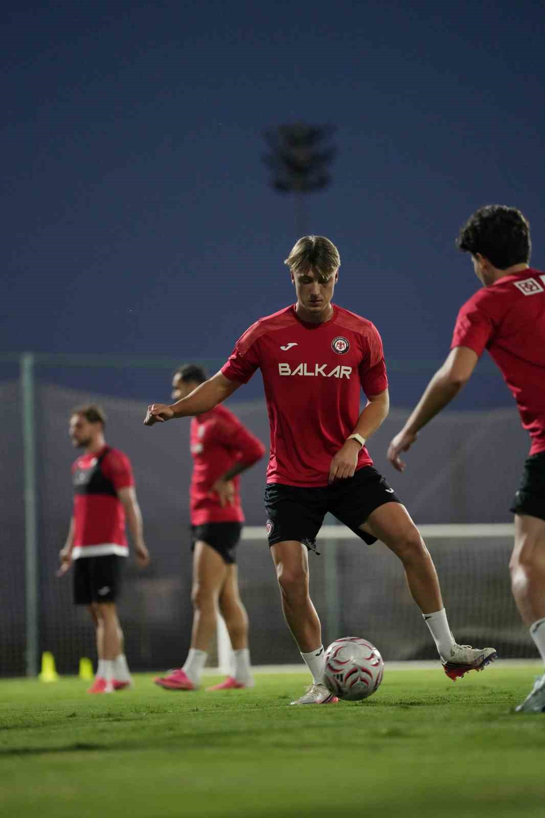 burak-yilmaz-corum-fk-basinda-ilk-antrenmanina-cikti