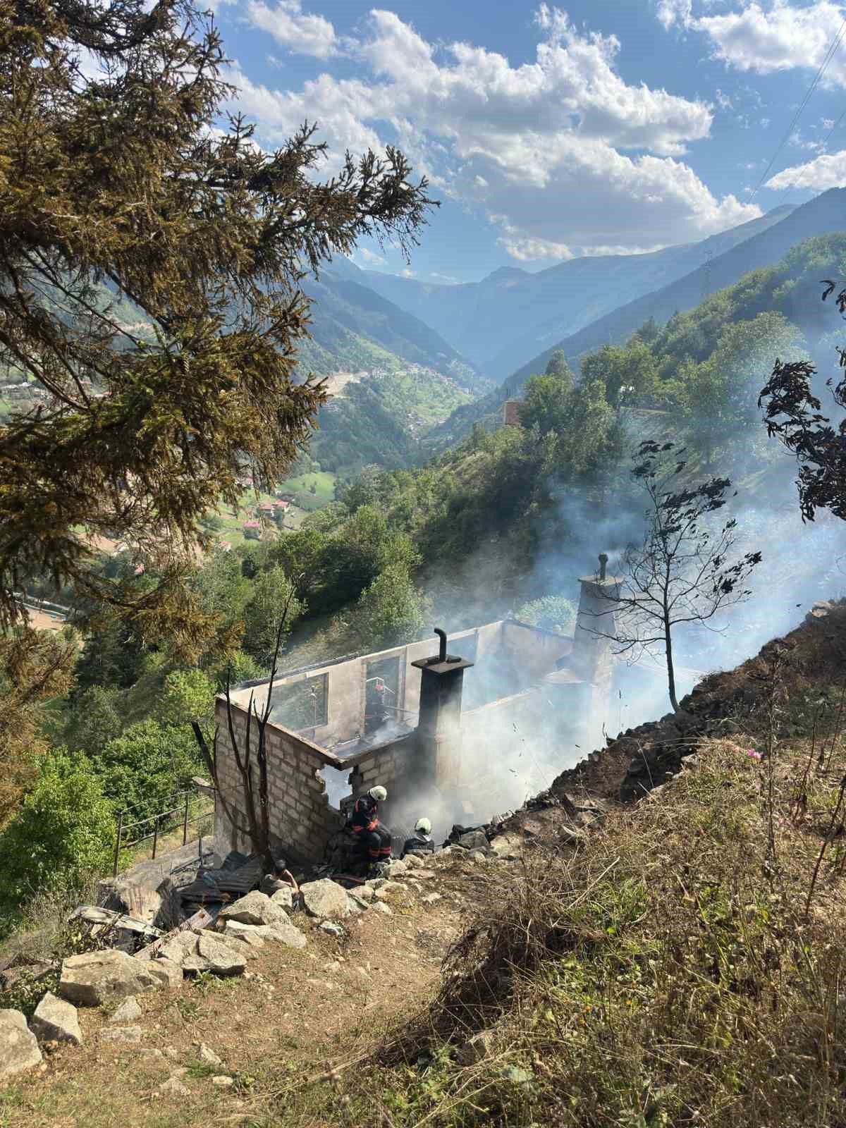 cikan-yanginda-ev-yanarak-kul-oldu