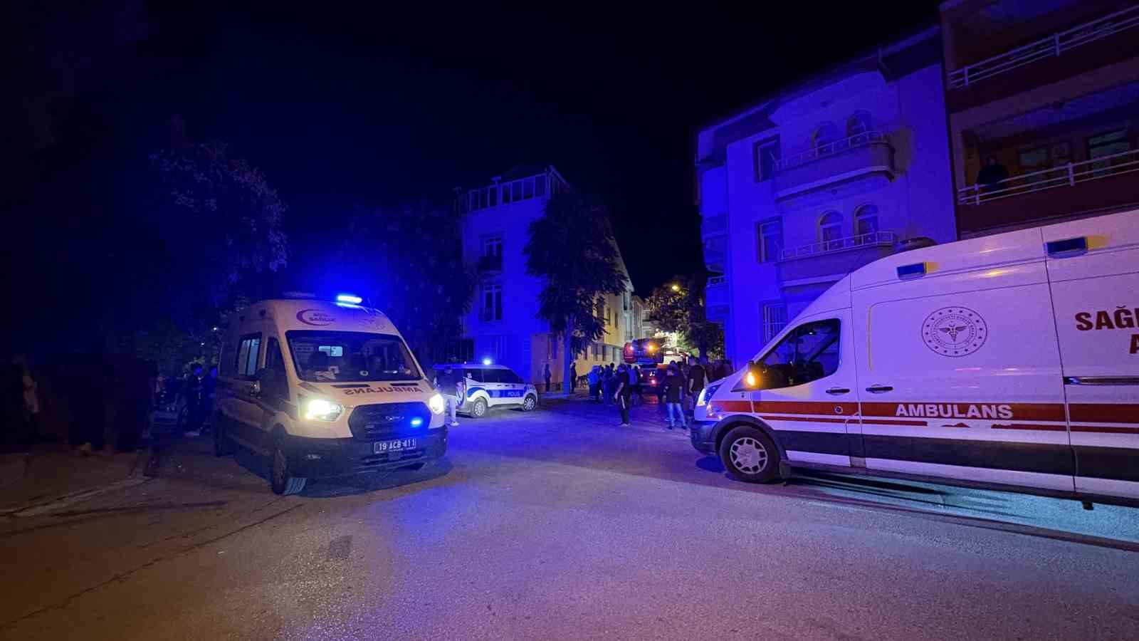 corumda-alevlerin-sardigi-apartman-dairesinde-mahsur-kalan-7-kisi-itfaiye-merdiveniyle-kurtarildi