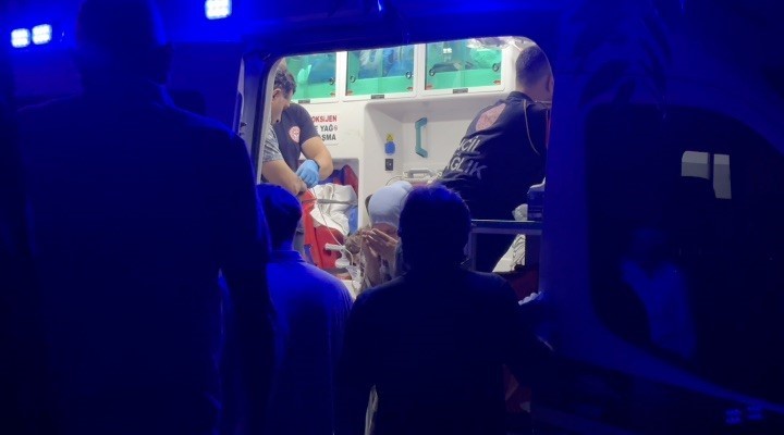 corumda-alevlerin-sardigi-apartman-dairesinde-mahsur-kalan-7-kisi-itfaiye-merdiveniyle-kurtarildi