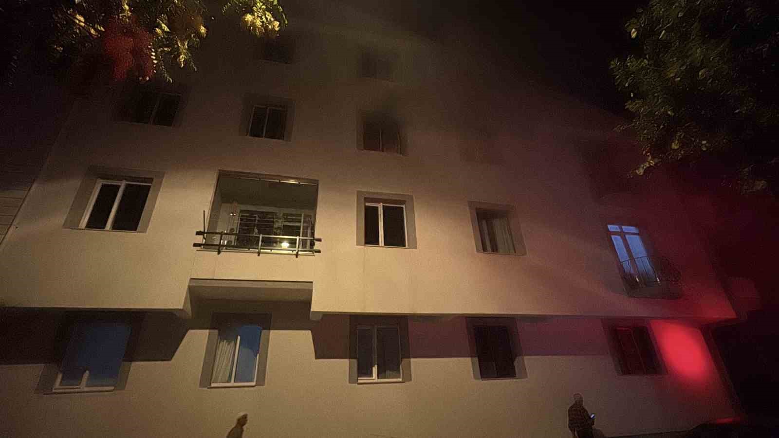 corumda-alevlerin-sardigi-apartman-dairesinde-mahsur-kalan-7-kisi-itfaiye-merdiveniyle-kurtarildi