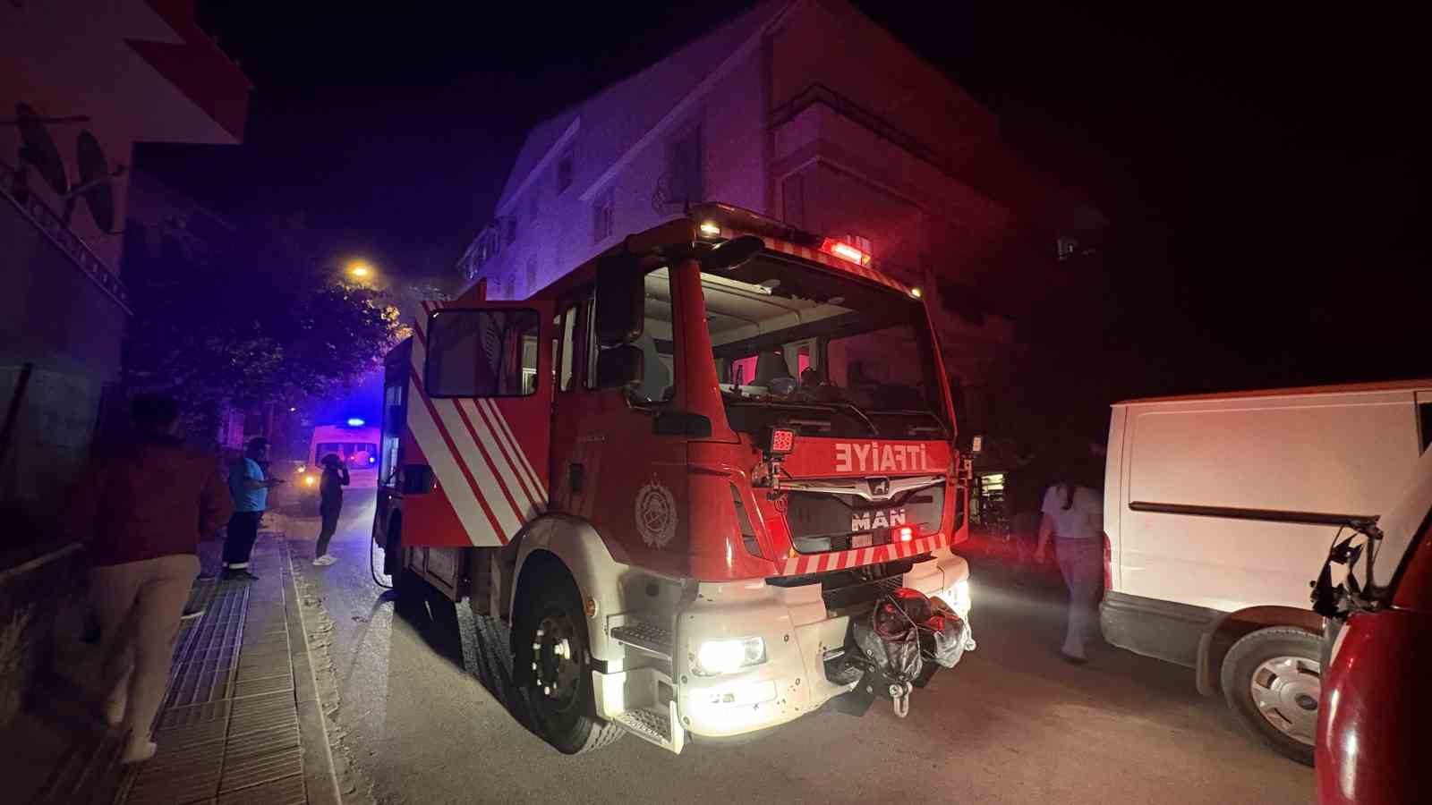 corumda-alevlerin-sardigi-apartman-dairesinde-mahsur-kalan-7-kisi-itfaiye-merdiveniyle-kurtarildi