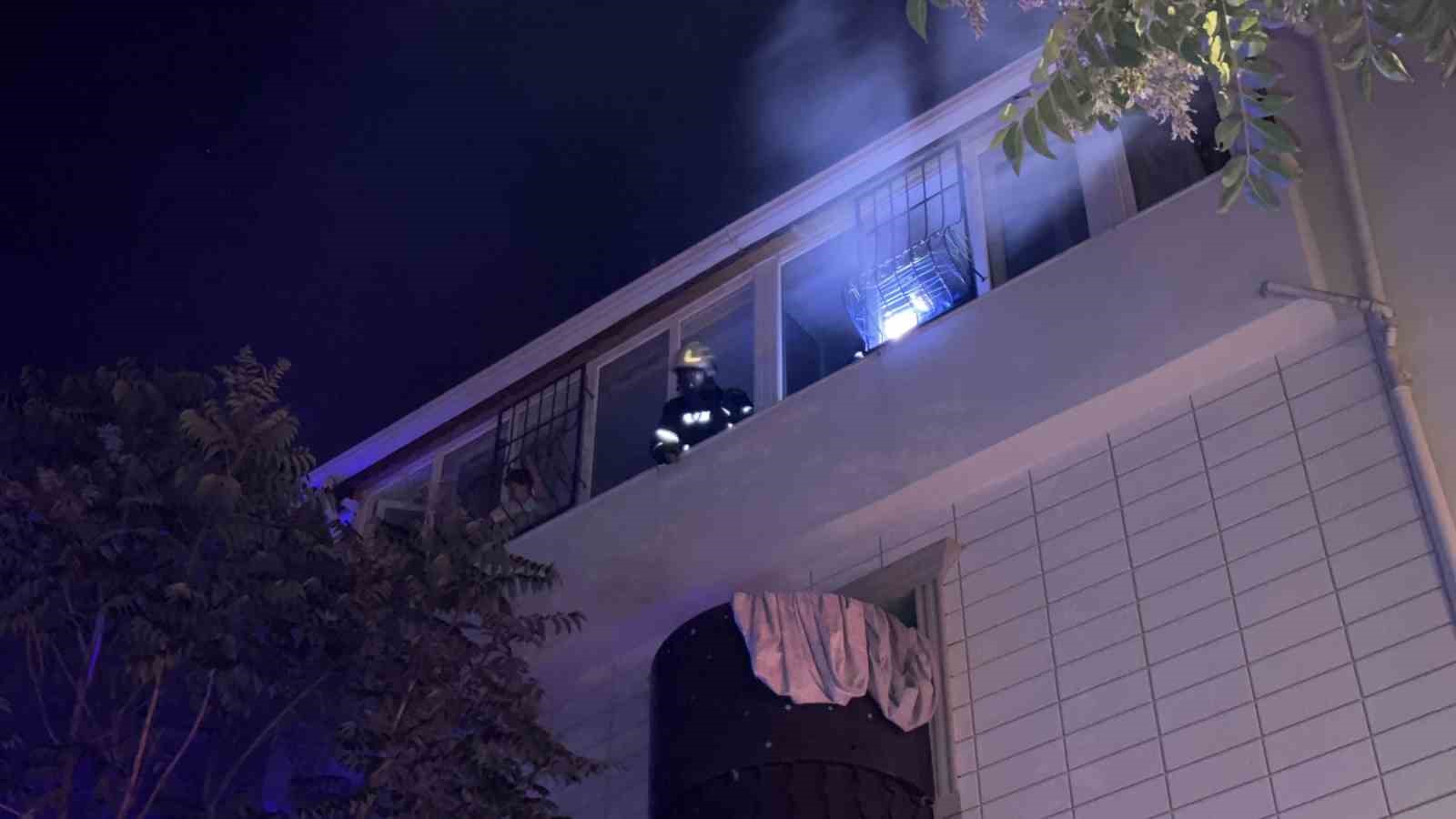 corumda-alevlerin-sardigi-apartman-dairesinde-mahsur-kalan-7-kisi-itfaiye-merdiveniyle-kurtarildi