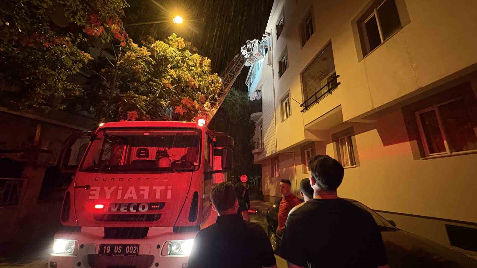corumda-alevlerin-sardigi-apartman-dairesinde-mahsur-kalan-7-kisi-itfaiye-merdiveniyle-kurtarildi