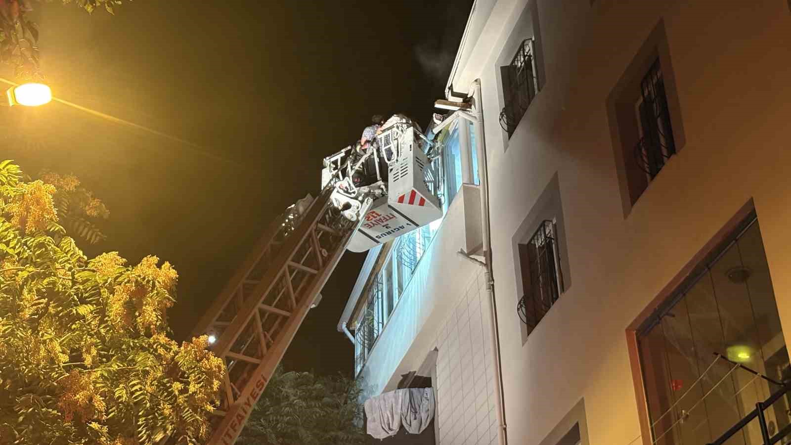 corumda-alevlerin-sardigi-apartman-dairesinde-mahsur-kalan-7-kisi-itfaiye-merdiveniyle-kurtarildi