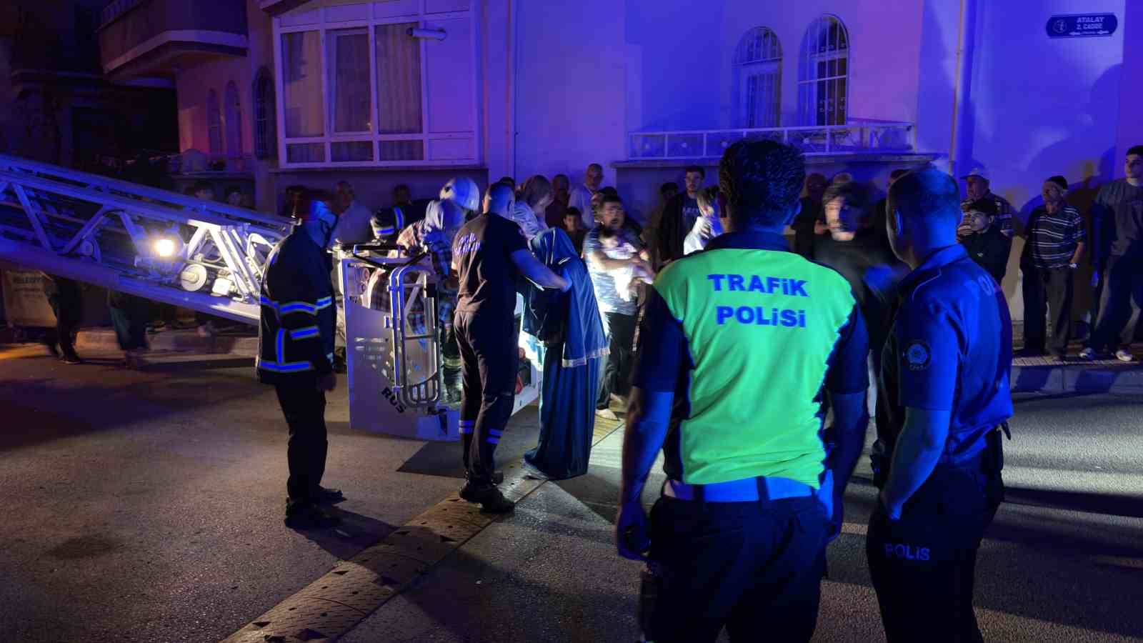 corumda-alevlerin-sardigi-apartman-dairesinde-mahsur-kalan-7-kisi-itfaiye-merdiveniyle-kurtarildi