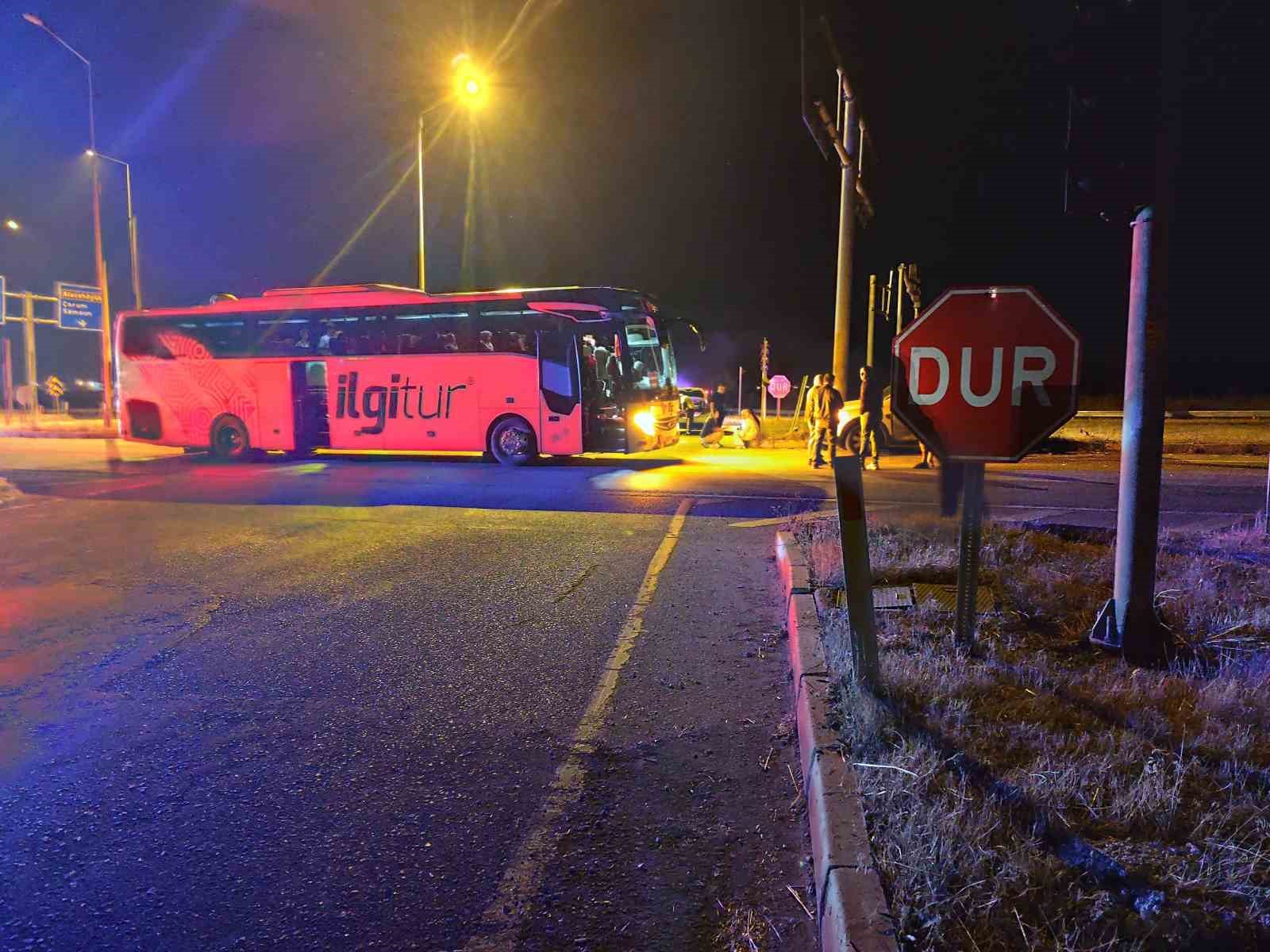 corumda-cip-ile-tur-otobusu-carpisti-2-agir-yarali