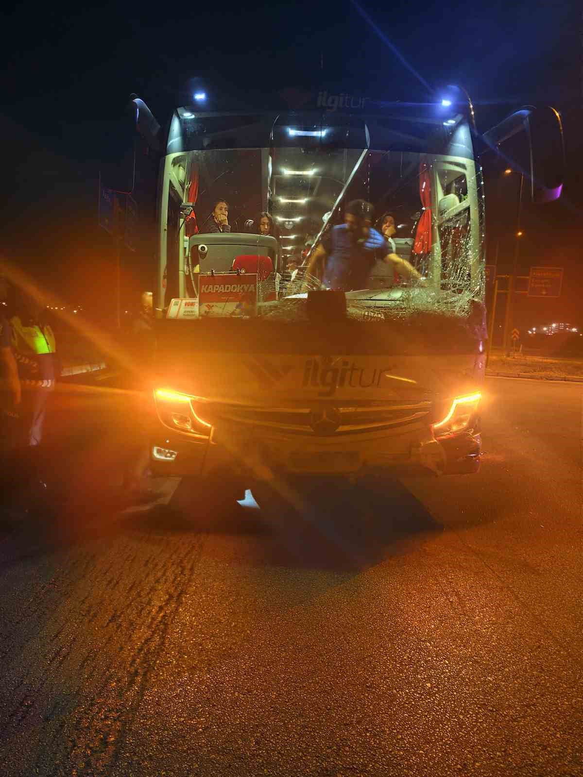 corumda-cip-ile-tur-otobusu-carpisti-2-agir-yarali