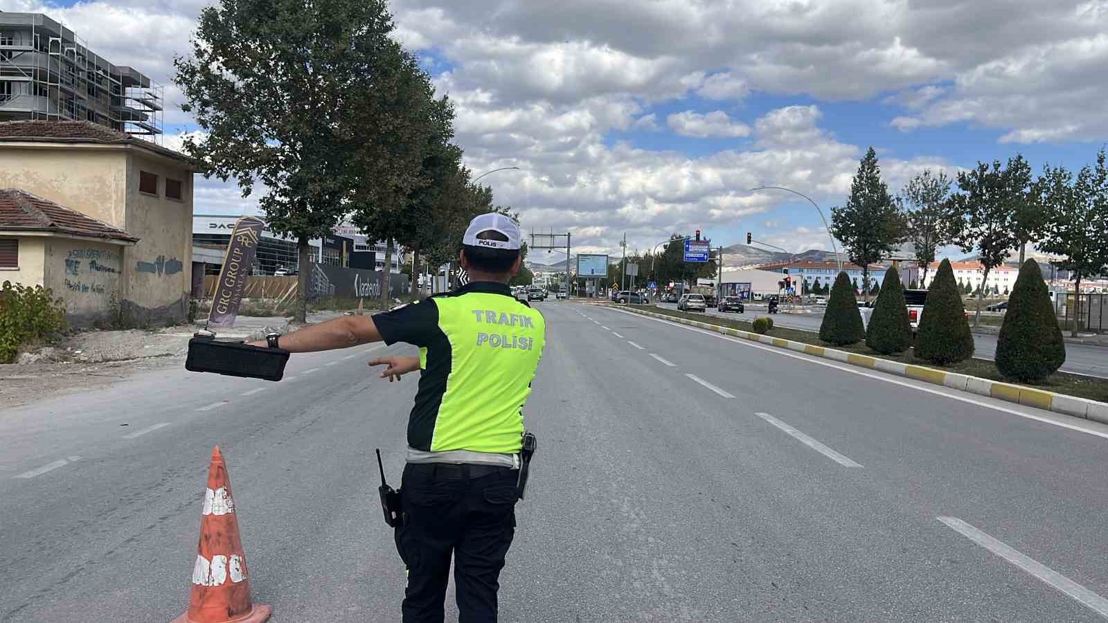 corumda-dron-destekli-trafik-denetimi-kirmizi-isik-ihlali-yapan-suruculere-toplam-100-bin-tl-ceza
