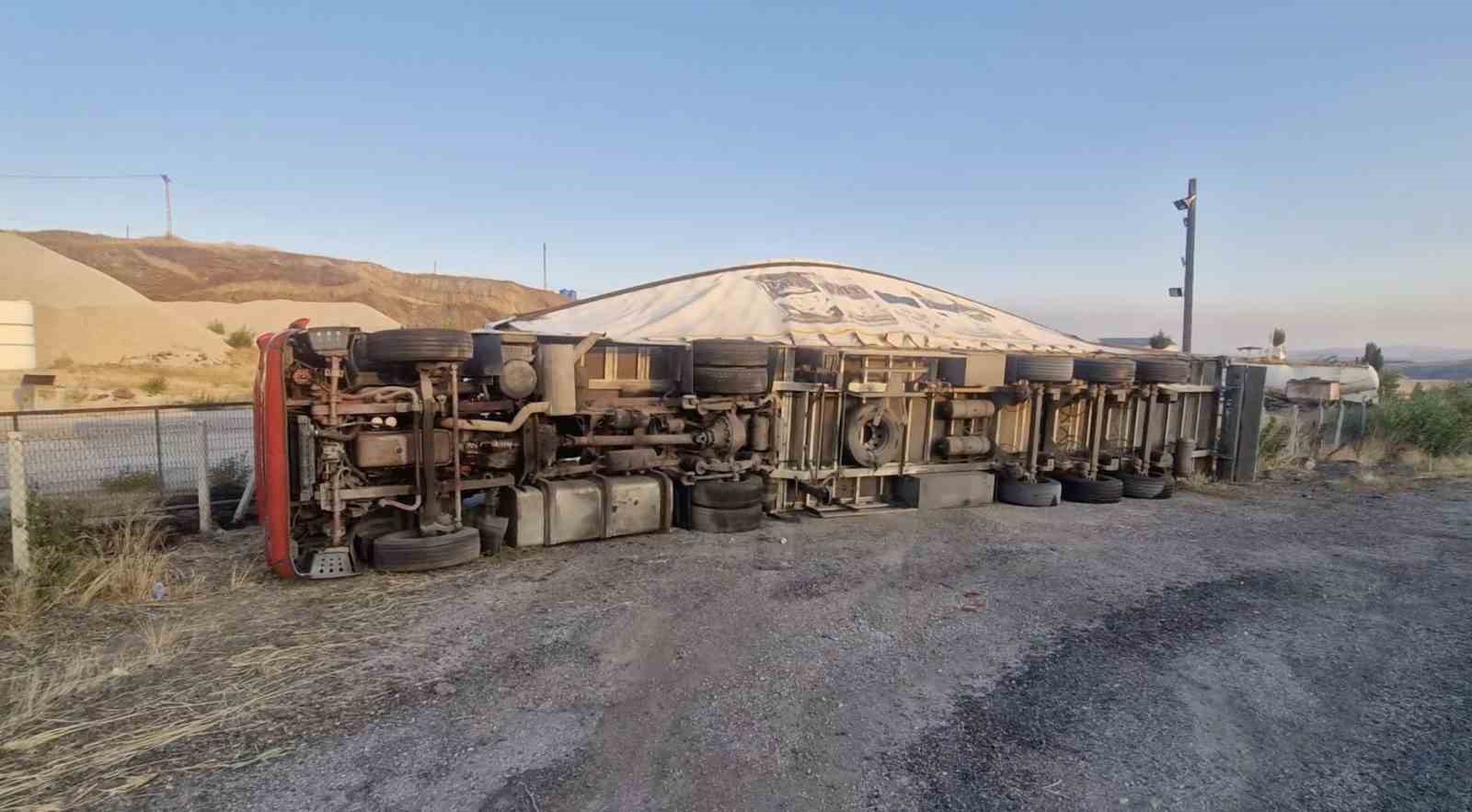 corumda-kontrolden-cikan-tir-hafif-ticari-aracin-uzerine-devrildi-1-yarali