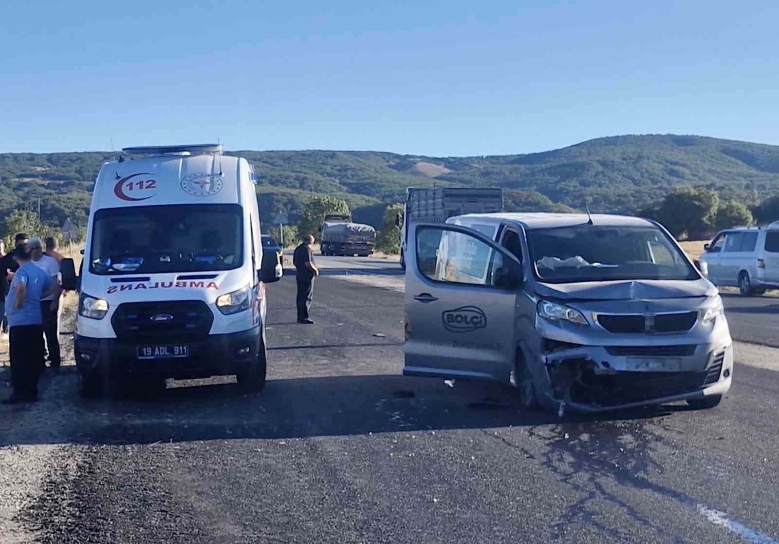 corumda-minibusun-carptigi-traktor-sarampole-yuvarlandi-1-olu-1-yarali