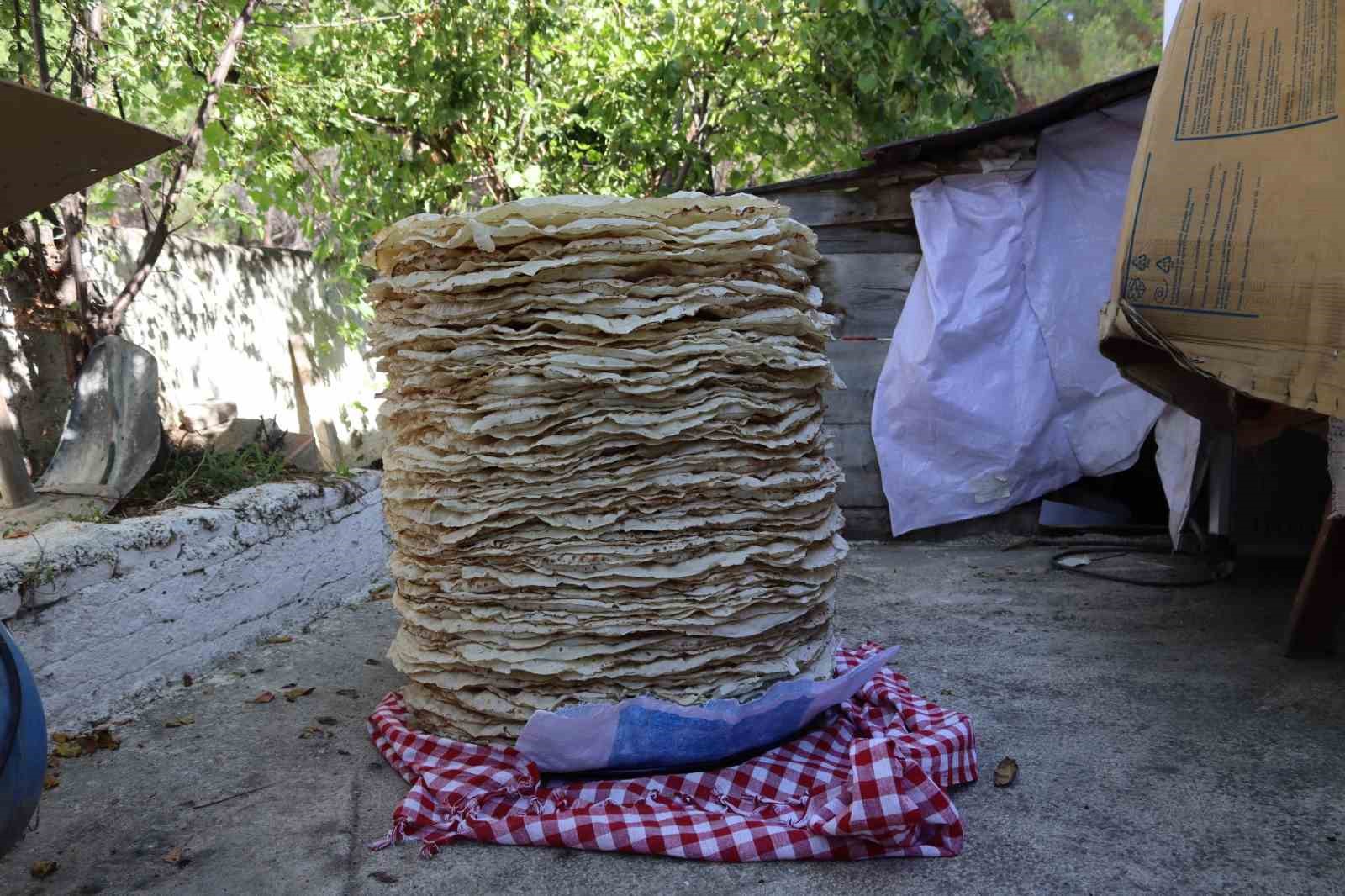 corumlu-kadinlarin-kis-hazirligi-tandir-basinda-imece-usulu-ekmek-pisiriyorlar