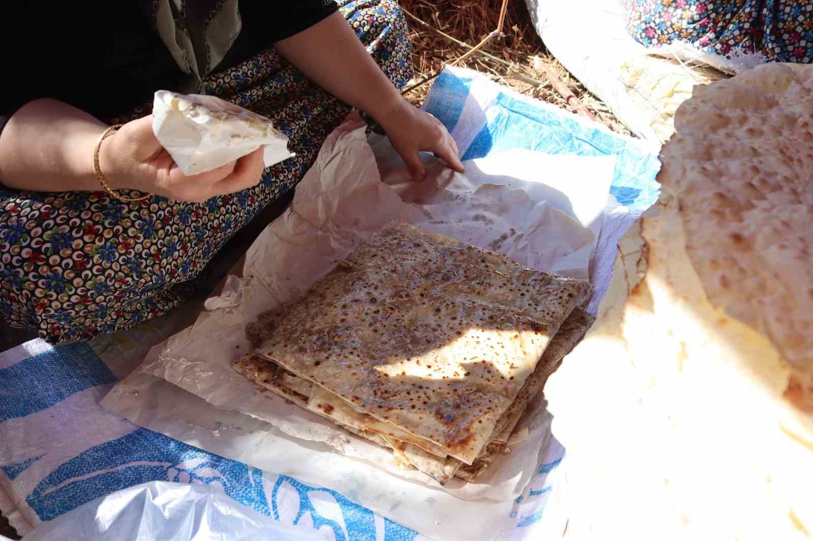 corumlu-kadinlarin-kis-hazirligi-tandir-basinda-imece-usulu-ekmek-pisiriyorlar