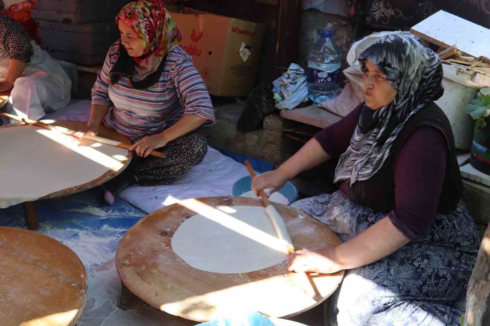 corumlu-kadinlarin-kis-hazirligi-tandir-basinda-imece-usulu-ekmek-pisiriyorlar