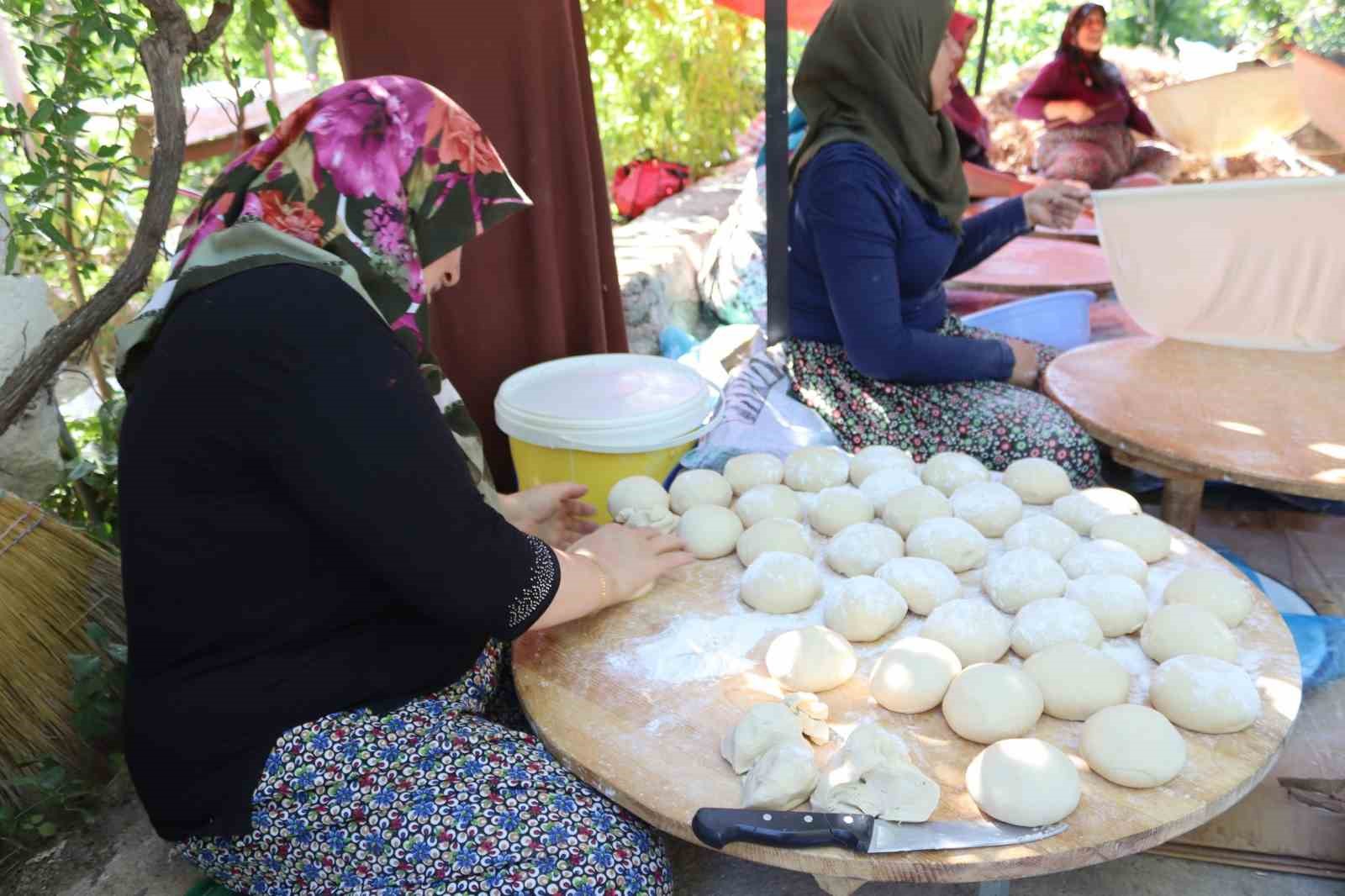 corumlu-kadinlarin-kis-hazirligi-tandir-basinda-imece-usulu-ekmek-pisiriyorlar