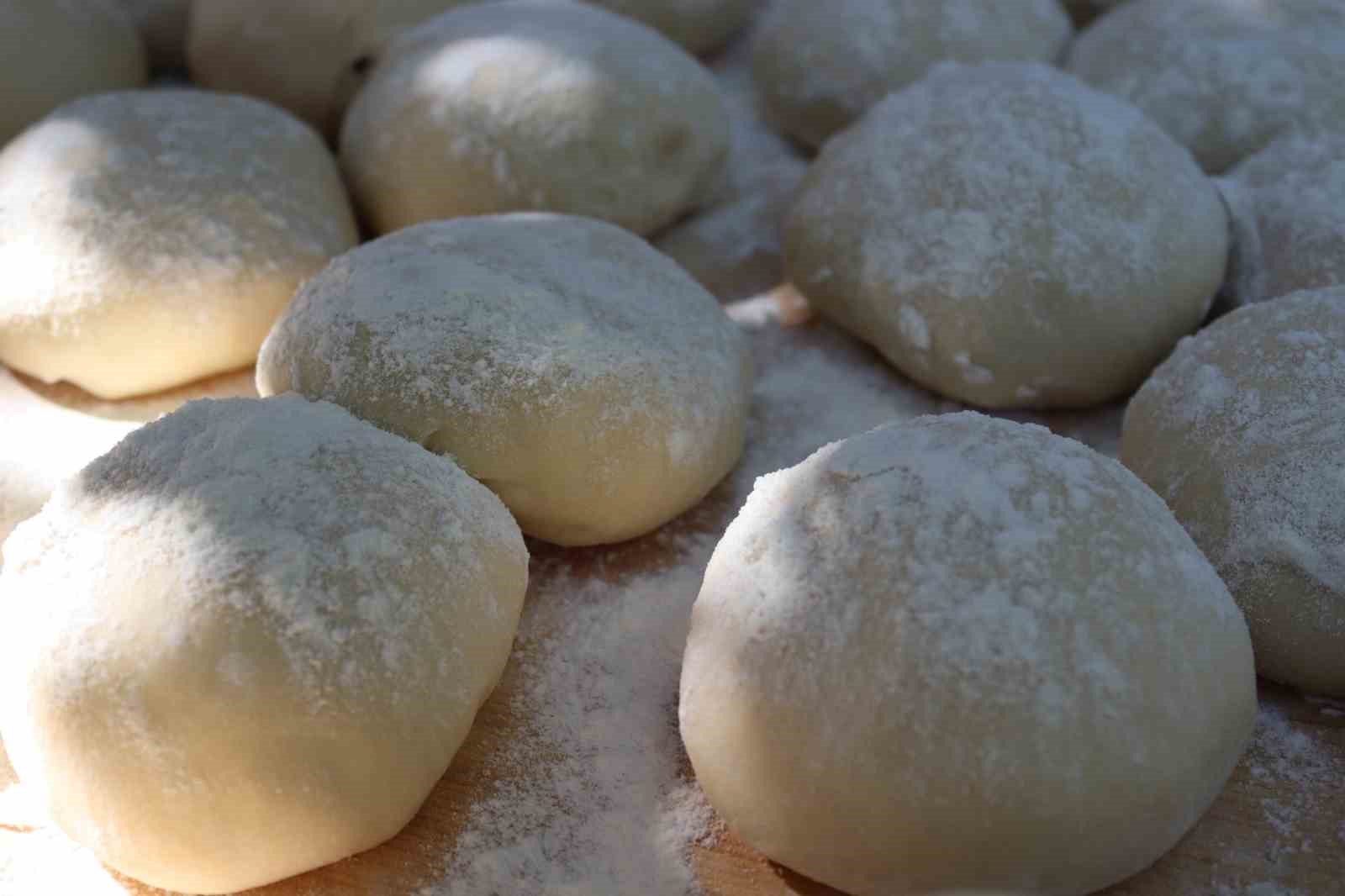 corumlu-kadinlarin-kis-hazirligi-tandir-basinda-imece-usulu-ekmek-pisiriyorlar