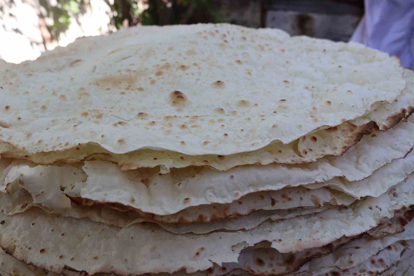 corumlu-kadinlarin-kis-hazirligi-tandir-basinda-imece-usulu-ekmek-pisiriyorlar