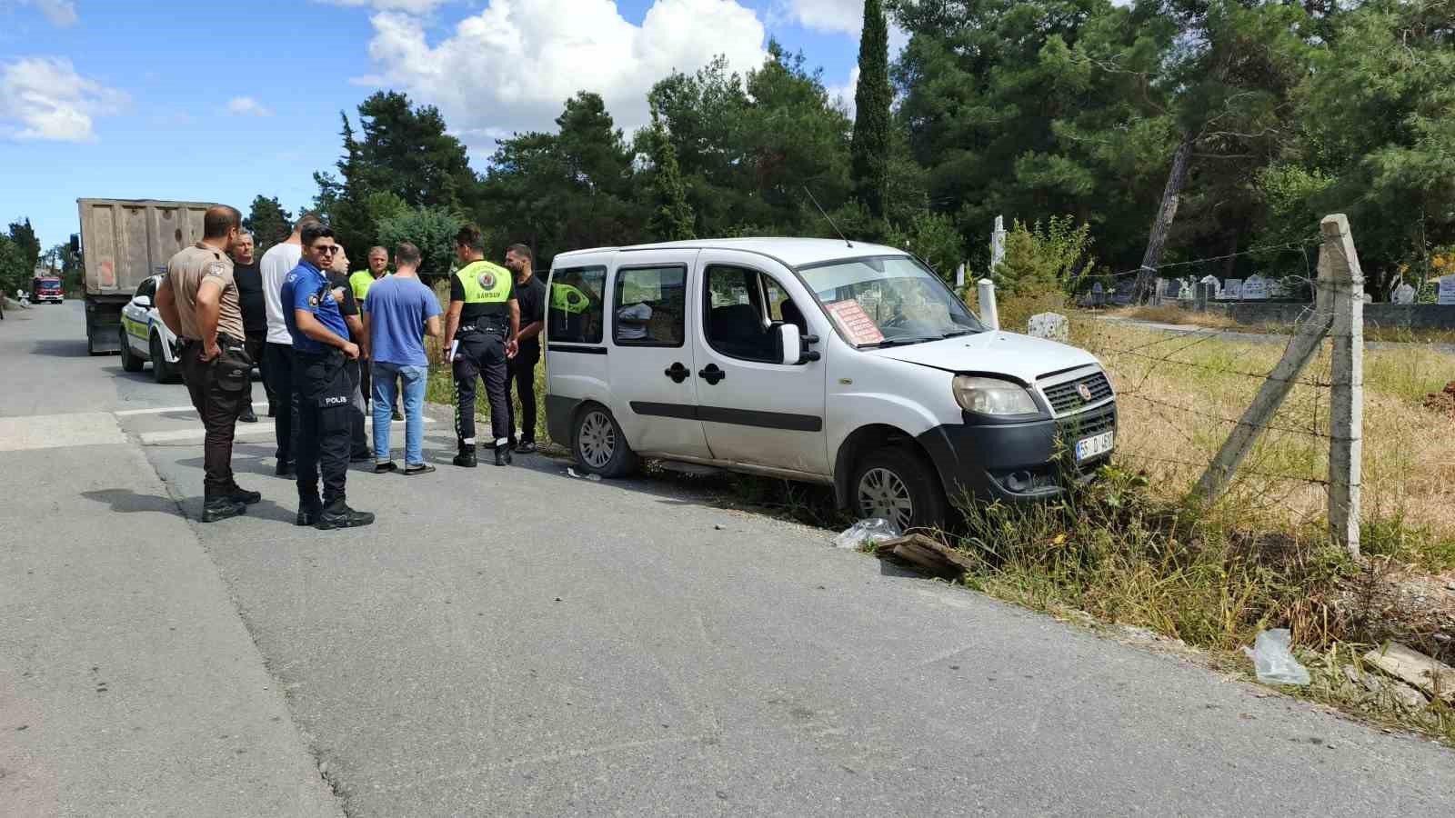 direksiyonda-rahatsizlanan-genc-dolmus-surucusu-mezarligin-tel-orgusune-carpti
