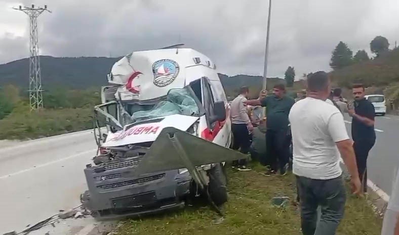 duzcede-ambulans-tira-arkadan-carpti-1-kisi-yarali