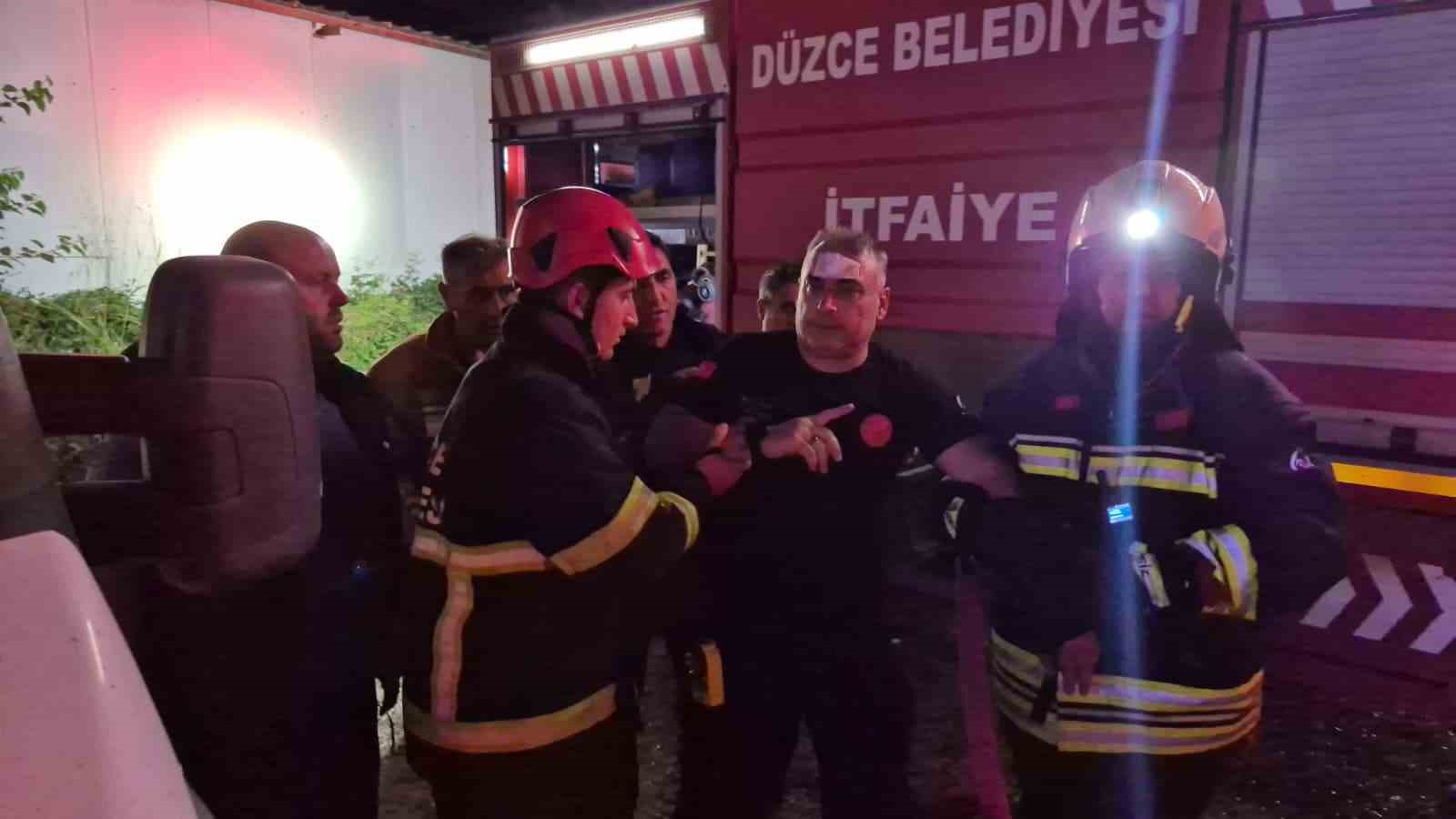 duzcede-fabrikadaki-yanginda-uzerine-cati-dusen-itfaiyeci-yaralandi