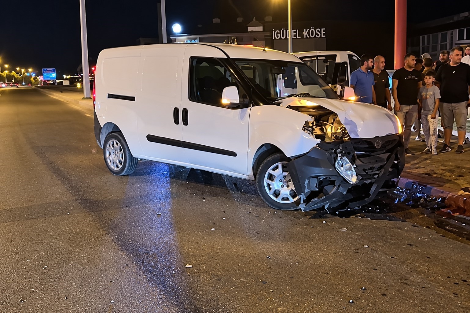 duzcede-otomobil-ile-hafif-ticari-arac-carpisti-3-yarali