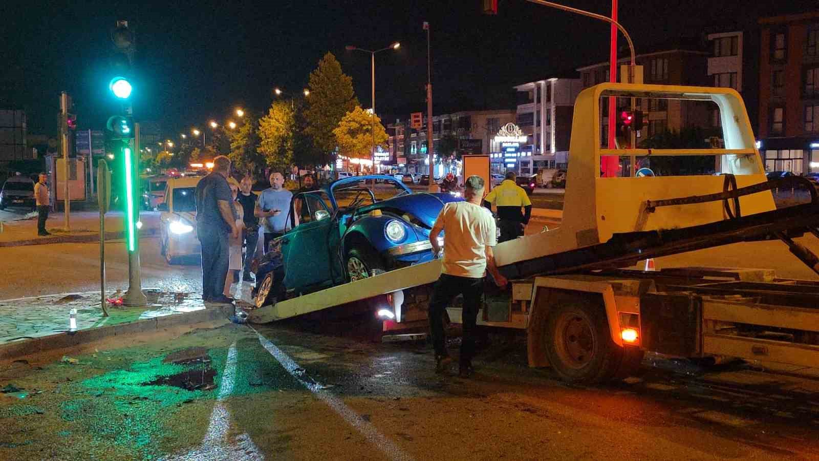 duzcede-otomobil-ile-hafif-ticari-arac-carpisti-3-yarali