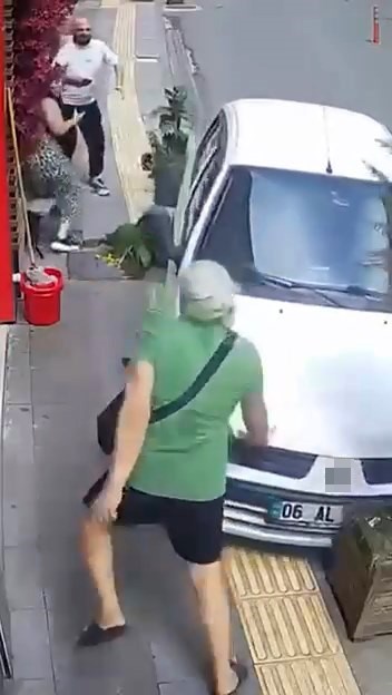 el-freni-cekilmeyen-otomobil-kaldirima-cikti-yaya-ezilmekten-son-anda-kurtuldu